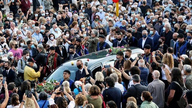 Yunan besteci Mikis Theodorakis’e veda! Binlerce kişi sokağa döküldü, gözyaşlarıyla uğurladılar