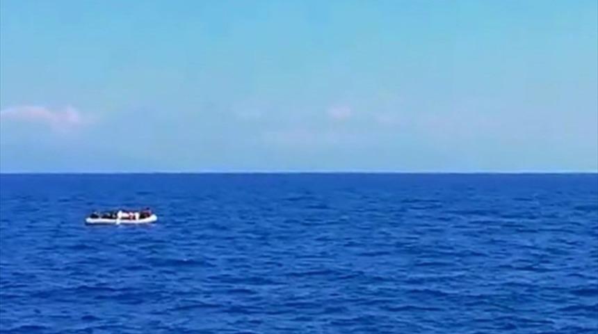 Muğla açıklarında iki lastik bottaki 36 düzensiz göçmen kurtarıldı