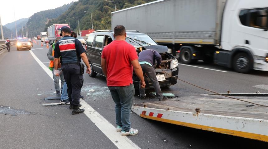 Anadolu Otoyolu'nda kamyonet tıra çarptı: 2 yaralı