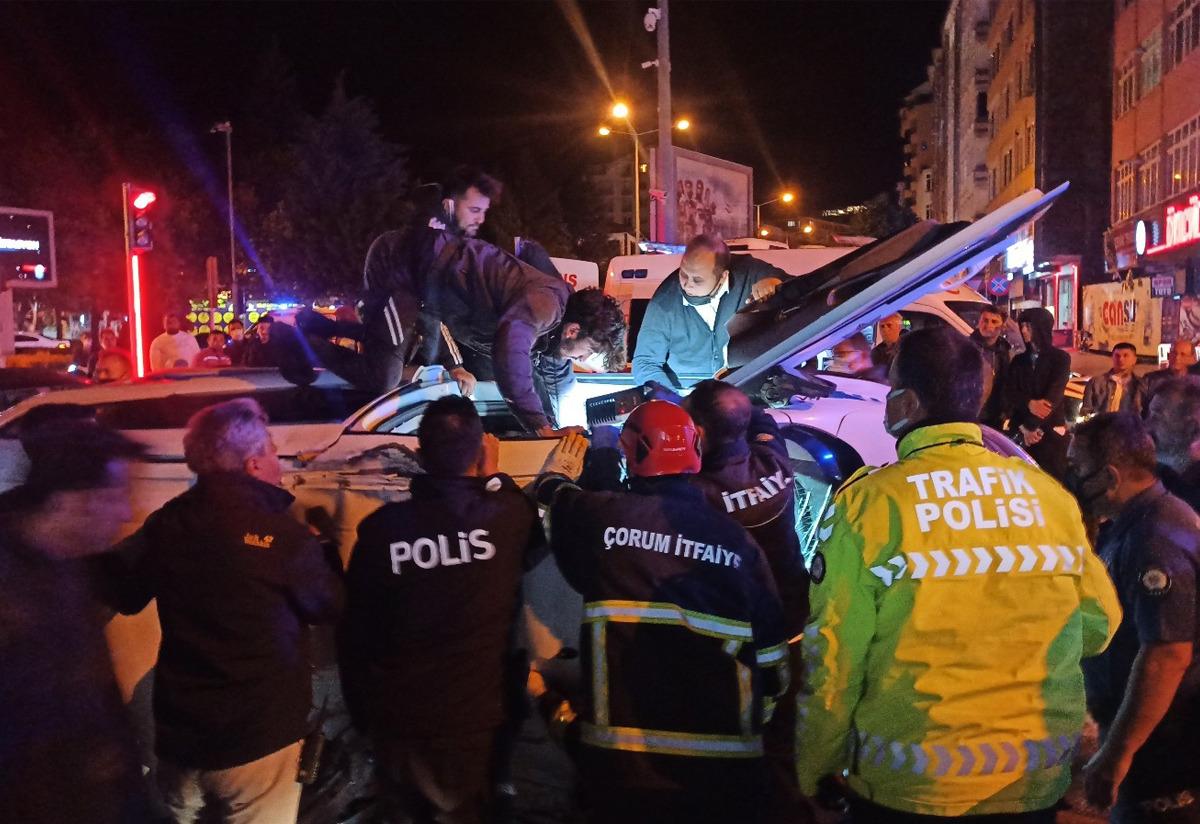 Ş&uuml;pheli aracı kovalayan polis otosu kaza yaptı: 2 polis yaralandı