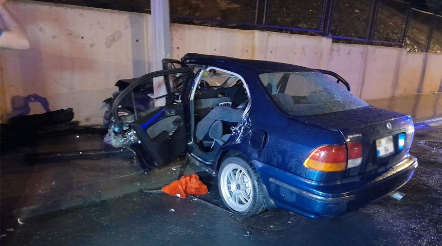 Esenler'de feci kaza! Otomobil aydınlatma direğine çarptı: 3 yaralı