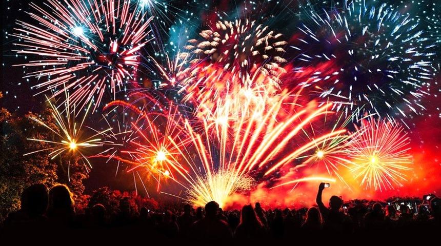 Elindeki roket fişeğin başına isabet 