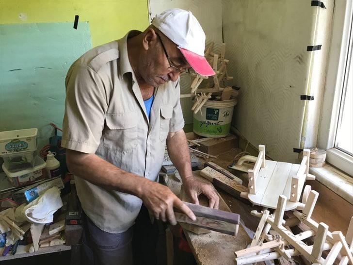 Çiftçilik yaparken kullandığı tarım aletlerinin minyatürünü yapıyor G1