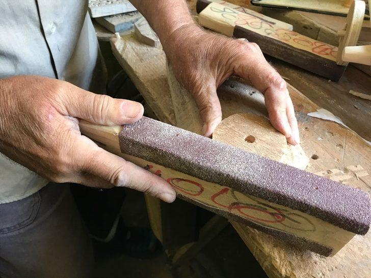 Çiftçilik yaparken kullandığı tarım aletlerinin minyatürünü yapıyor G2