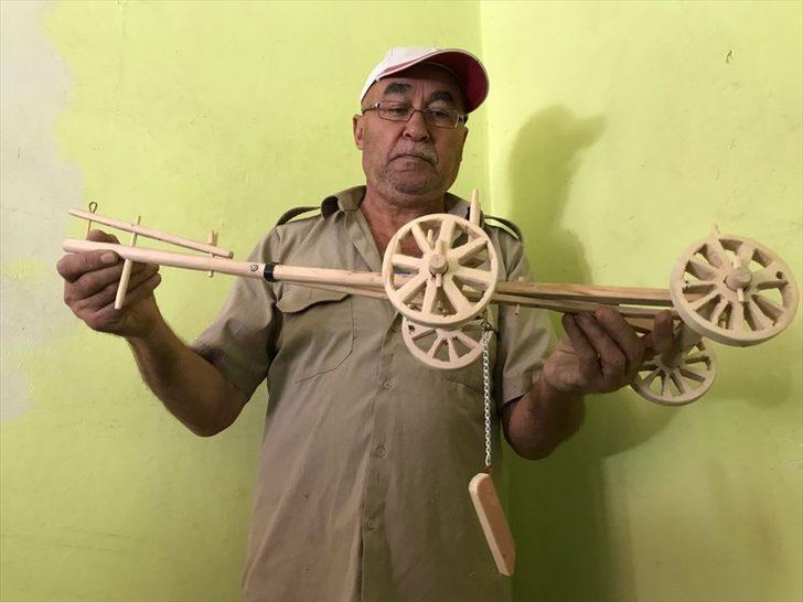 Çiftçilik yaparken kullandığı tarım aletlerinin minyatürünü yapıyor G3