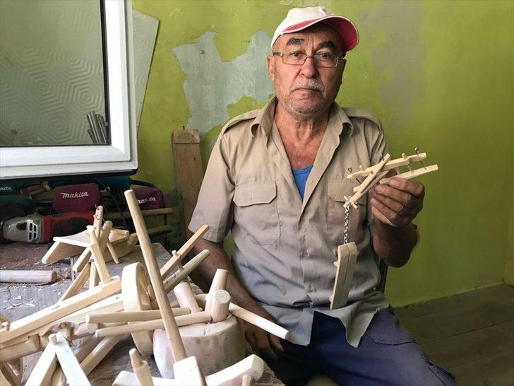 Çiftçilik yaparken kullandığı tarım aletlerinin minyatürünü yapıyor G4