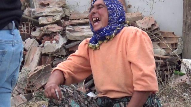 Sultangazi'de kaçak baraka yıkımı esnasında ilginç anlar! Alkış tutup oynadılar