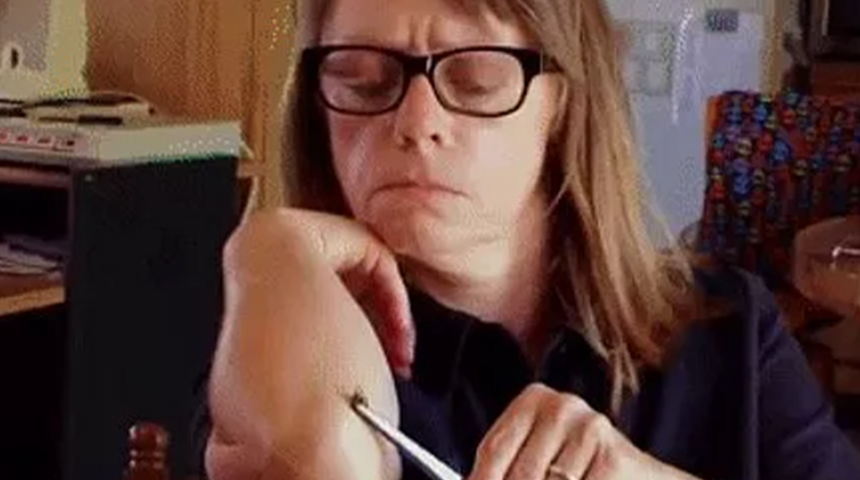 Kendisini arılara sokturmaktan zevk alan Margaret’in alışkanlığı herkesi şaşırttı