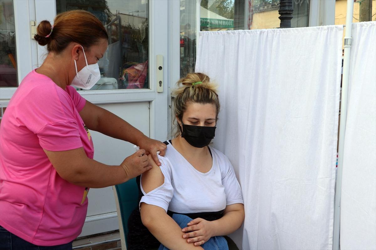 Edirne'de pazara gelen vatandaşlar &ouml;nce alışveriş yaptı sonra Kovid-19 aşısı oldu