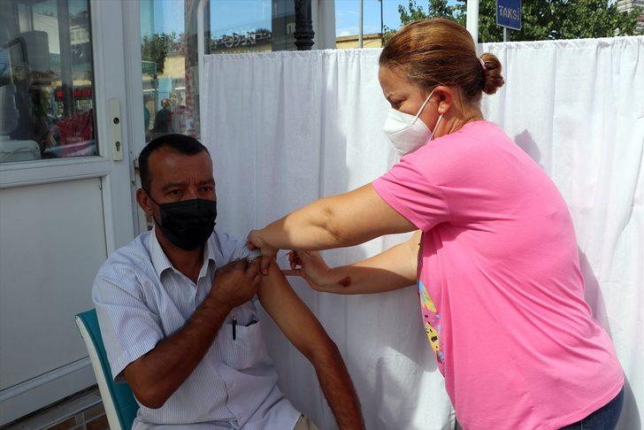 Edirne'de pazara gelen vatandaşlar önce alışveriş yaptı sonra Kovid-19 aşısı oldu G2