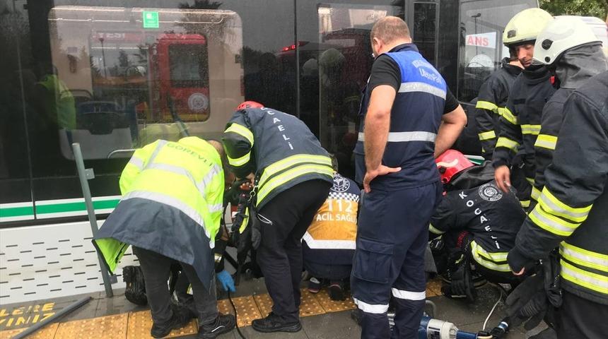 Kocaeli'de tramvay ile durağın beton zemini arasına ayağı sıkışan kadın kurtarıldı