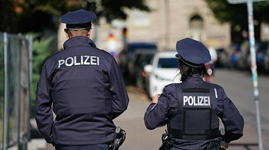 Berlin'de bin kişi karakola saldırdı