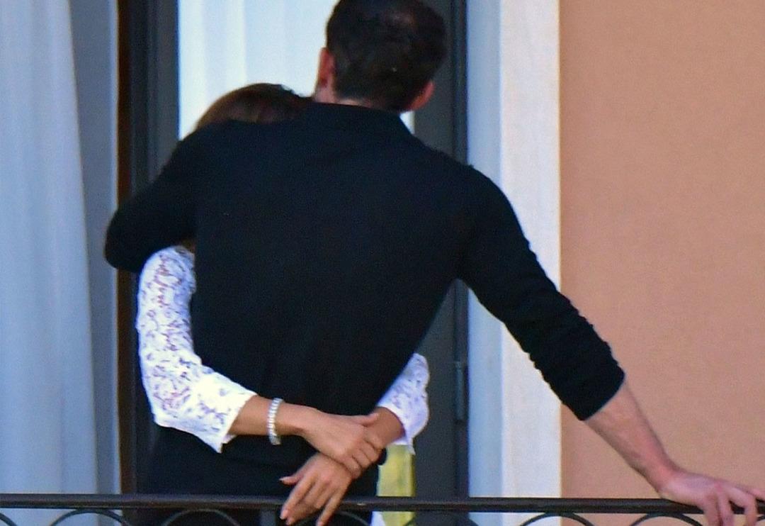 Jennifer Lopez ile Ben Affleck'in balkon romantizmi