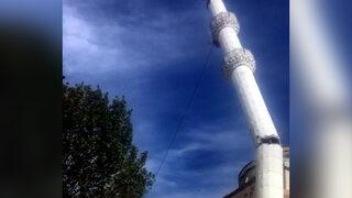 Küçükçekmece'de yenilenecek caminin minaresi çelik halatla yıkıldı