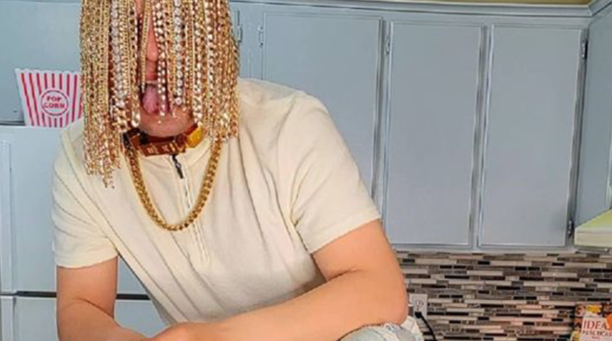 Rapçi Dan Sur yeni bir moda akımı başlattı! Farklı olmak için kafasına kancalarla altın saç monte ettirdi