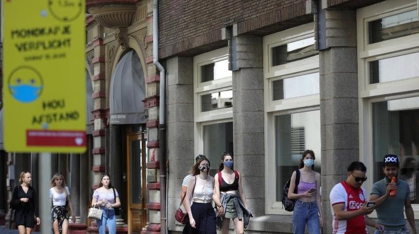 Hollandalı bilim insanlarına &ouml;d&uuml;l getiren araştırma: Kalabalıkta y&uuml;r&uuml;rken &ccedil;arpışmamak i&ccedil;in ne kadar mesafe ihtiyacınız var?