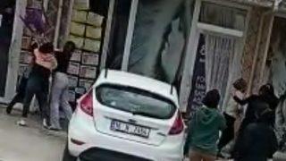 Kadınların 'ters bakma' kavgası kamerada! Birbirlerine girdiler