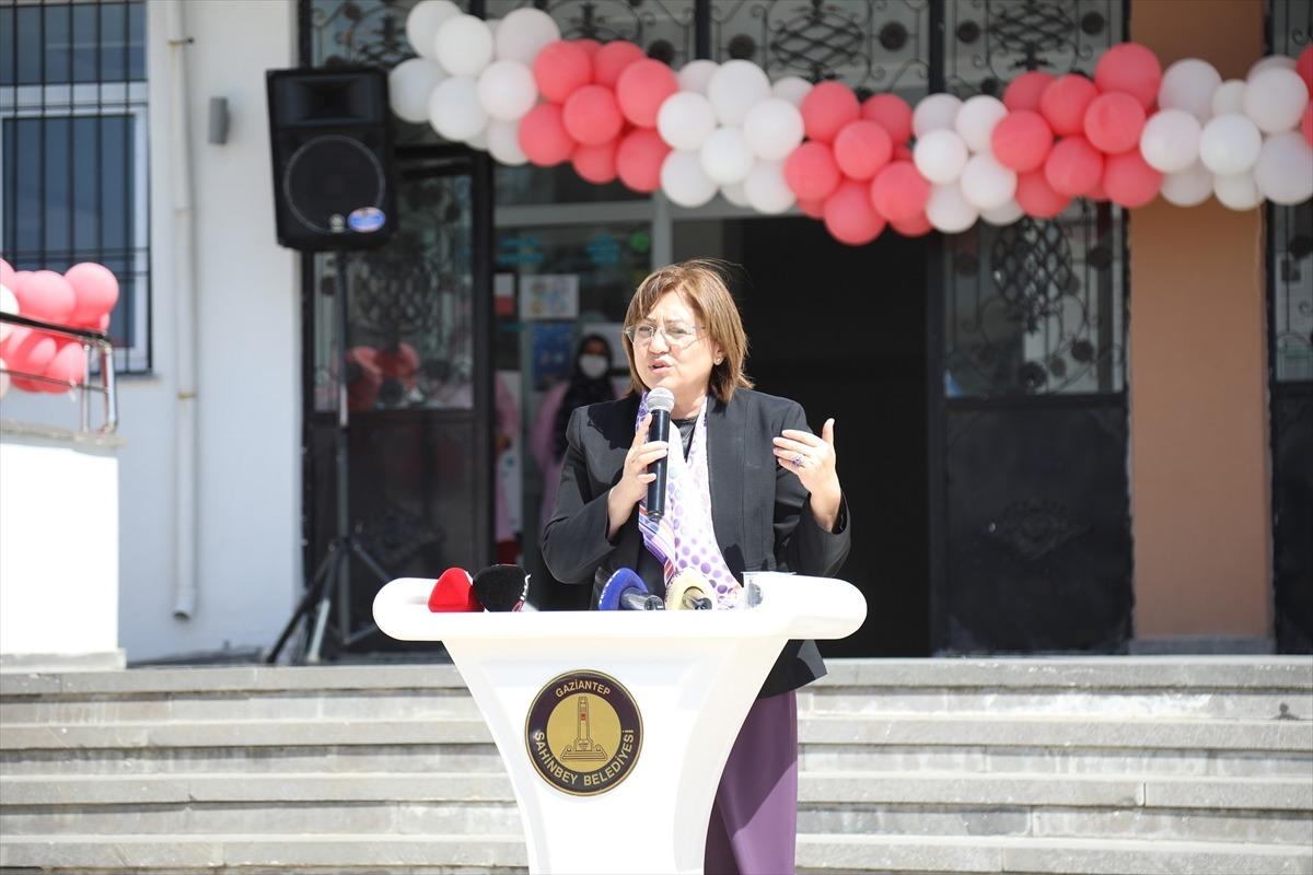 Gaziantep'te okula başlayan 60 bin &ouml;ğrenciye &ccedil;anta ve kırtasiye malzemesi dağıtıldı