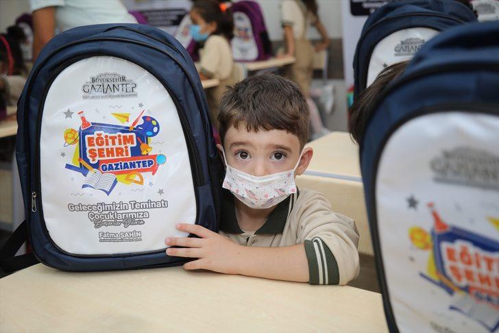 Gaziantep'te okula başlayan 60 bin öğrenciye çanta ve kırtasiye malzemesi dağıtıldı G3