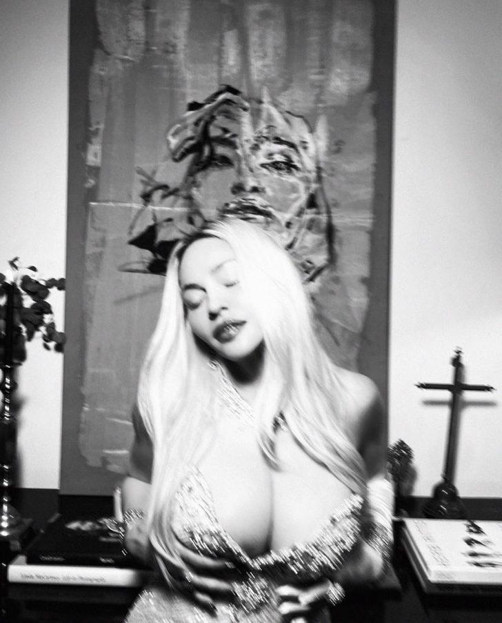 63 yaşındaki Madonna'dan üstsüz yatak pozu G5