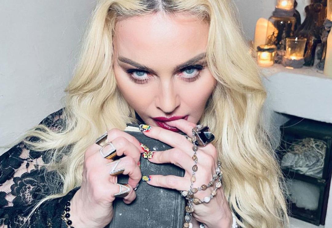 63 yaşındaki Madonna'dan &uuml;sts&uuml;z yatak pozu