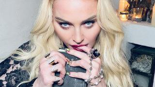 63 yaşındaki Madonna'dan üstsüz yatak pozu