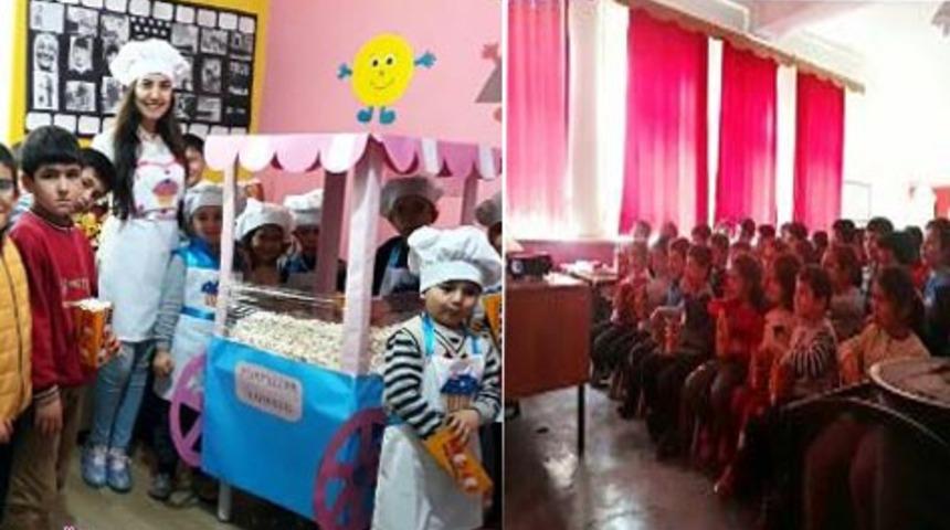 Hayatında hi&ccedil; sinemaya gitmemiş &ouml;ğrencileri i&ccedil;in okulda sinema ortamı oluşturan 3 melek &ouml;ğretmen 