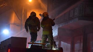 İzmir'de mobilya atölyesinde korkutan yangın