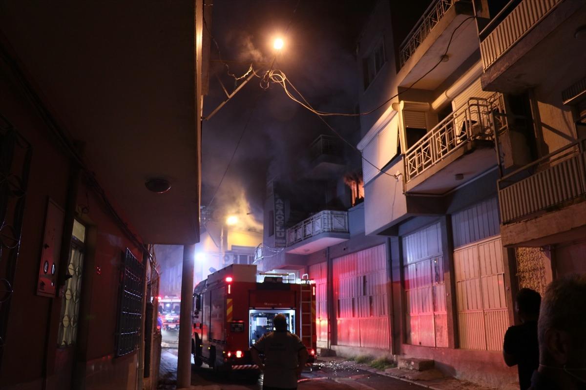 İzmir'de mobilya at&ouml;lyesinde yangın &ccedil;ıktı