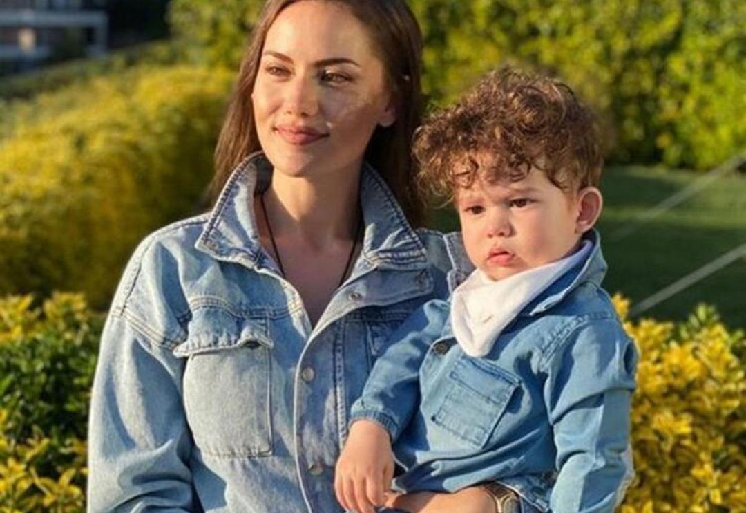 Fahriye Evcen &ccedil;ocukluk fotoğrafını paylaştı: Karan annesinin kopyasıymış