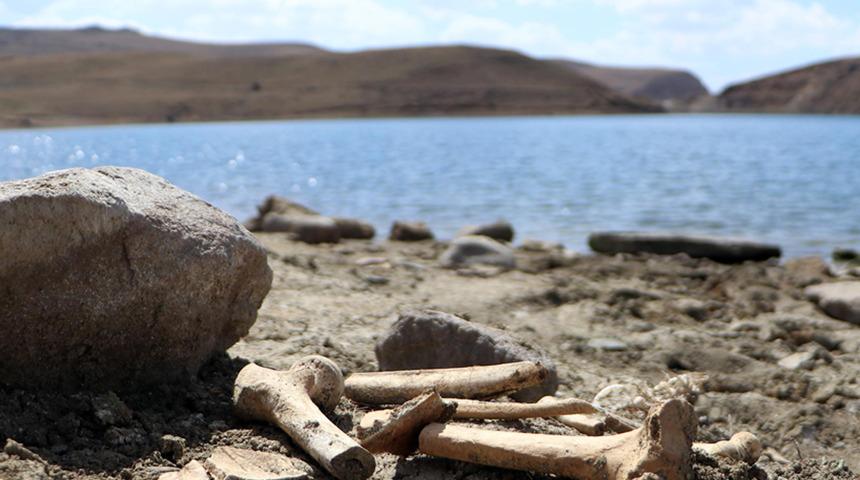 Palandöken Barajı'nda korkutan görüntü! Sular çekildi, mezarlar ortaya çıktı