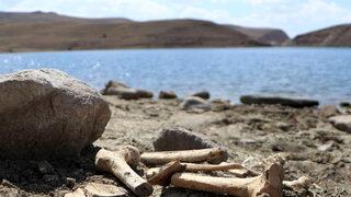 Palandöken Barajı'nda korkutan görüntü! Sular çekildi, mezarlar ortaya çıktı