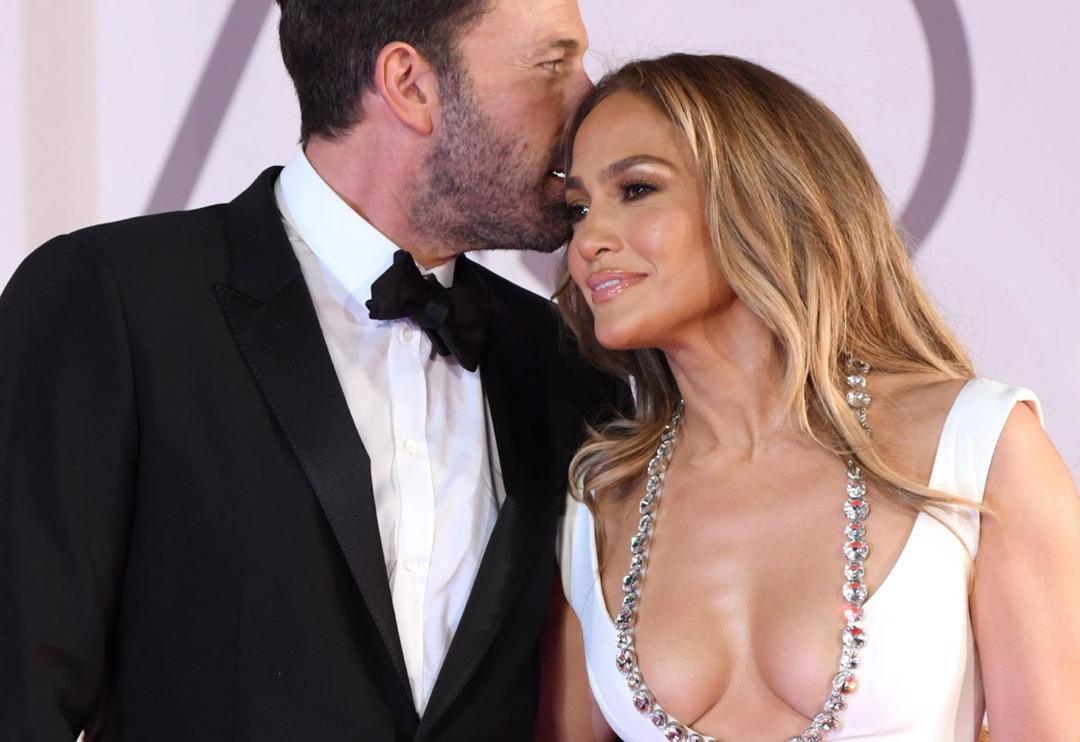 Jennifer Lopez ve Ben Affleck kırmızı halıda boy gösterdi