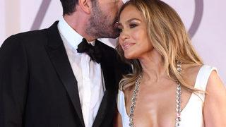 Jennifer Lopez ve Ben Affleck kırmızı halıda boy gösterdi