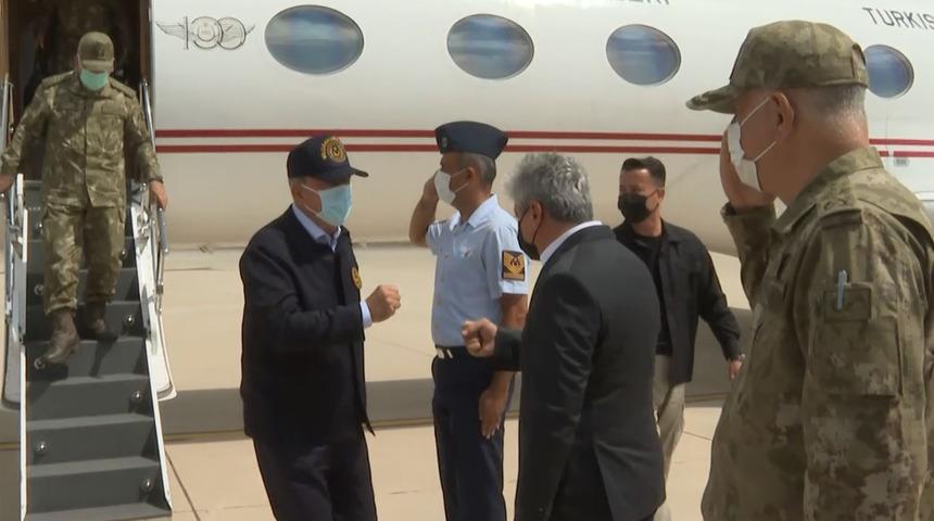 Milli Savunma Bakanı Akar ve komutanlar Suriye sınırında