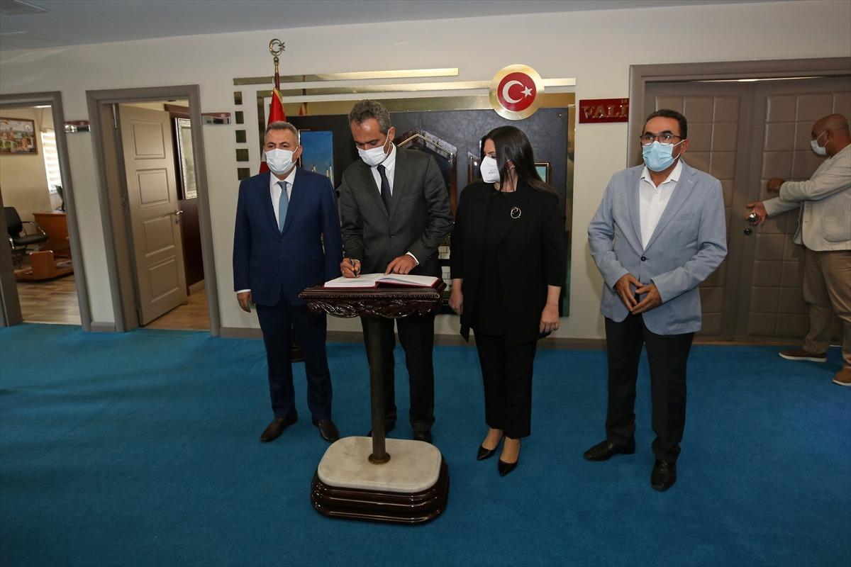 Bakan &Ouml;zer: "Kovid-19 vakası nedeniyle kapatılan, eğitim &ouml;ğretime ara veren okulumuz bulunmamaktadır"