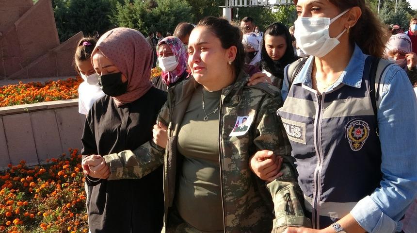 Şehit eşi şehitlikte yatan şehitlere seslendi: Ağabeylerim Mücahit’i getirdim size