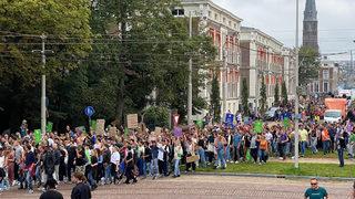 Hollanda'da protesto! Mark Rutte dans etmesini bilmiyor
