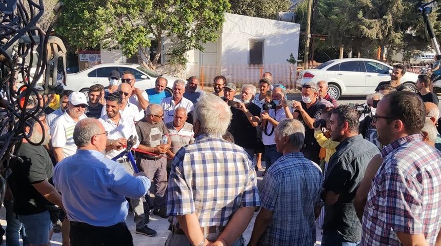 Datça'da Sanayi Ağacı Heykeli'nin açılışı demir kesme aletiyle yapılmaya çalışıldı