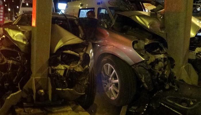 İzmir'de feci kaza! Otomobil yön levhasına ok gibi saplandı