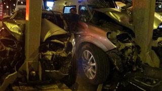 İzmir'de feci kaza! Otomobil yön levhasına ok gibi saplandı