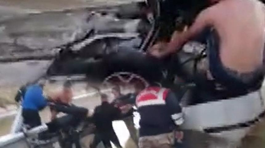 Erzincan'da can pazarı! Ekipler 2 genci kurtarmak i&ccedil;in zamanla yarıştı