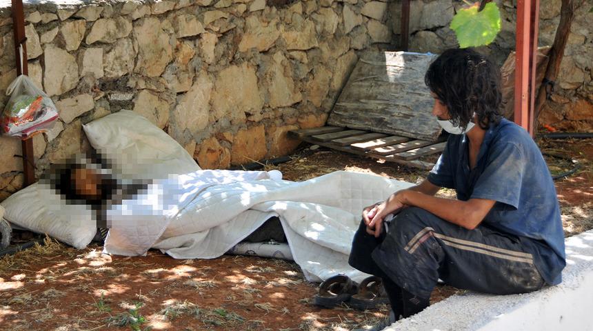 Uyuşturucudan hayatını kaybeden ağabeyine son kez baktı