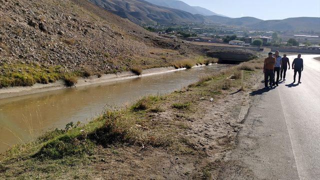 GÜNCELLEME - Erzincan'da 15 yaşındaki çocuğun kullandığı otomobil sulama kanalına devrildi: 2 ölü