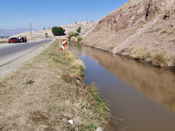 GÜNCELLEME - Erzincan'da 15 yaşındaki çocuğun kullandığı otomobil sulama kanalına devrildi: 2 ölü G3