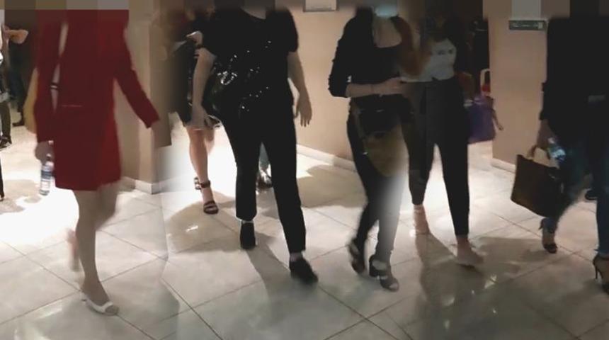 Restoranda müşteri bulup otelde fuhuş yapıyorlardı! Yakalandılar