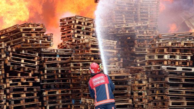 Yangını söndürmeye çalışan itfaiye erlerine saldırı!