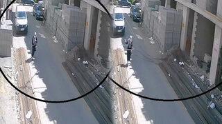 Neye uğradığını şaşırdı! Yolda yürürken üzerine demir düştü, ölümden döndü