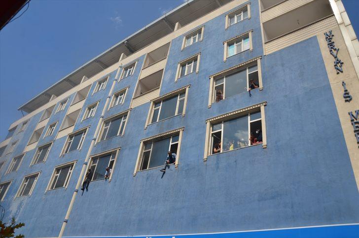 Muş'ta 6 katlı binada çıkan yangında mahsur kalanlar itfaiye ekiplerince kurtarıldı G1