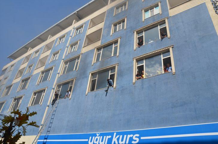 Muş'ta 6 katlı binada çıkan yangında mahsur kalanlar itfaiye ekiplerince kurtarıldı G2